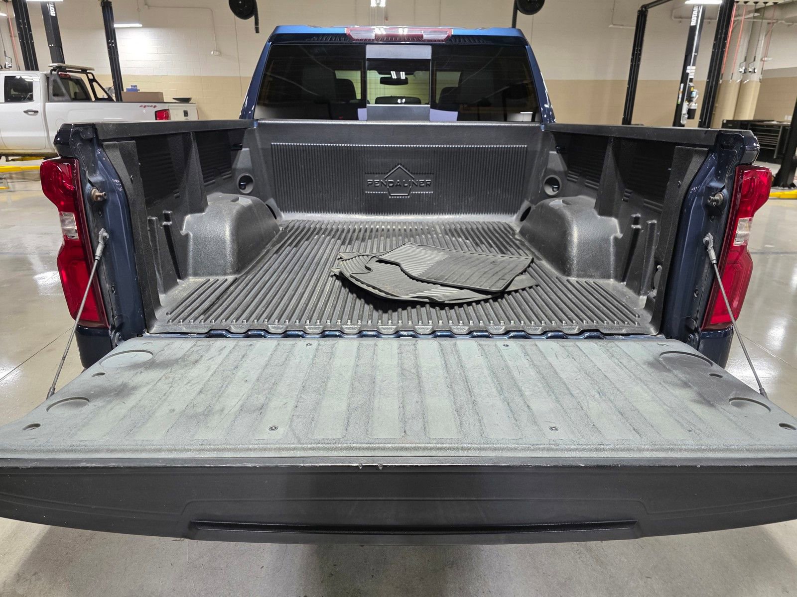 Used 2019 Chevrolet Silverado 1500 LTZ w/ LTZ Convenience Package AWD/4WD image 14