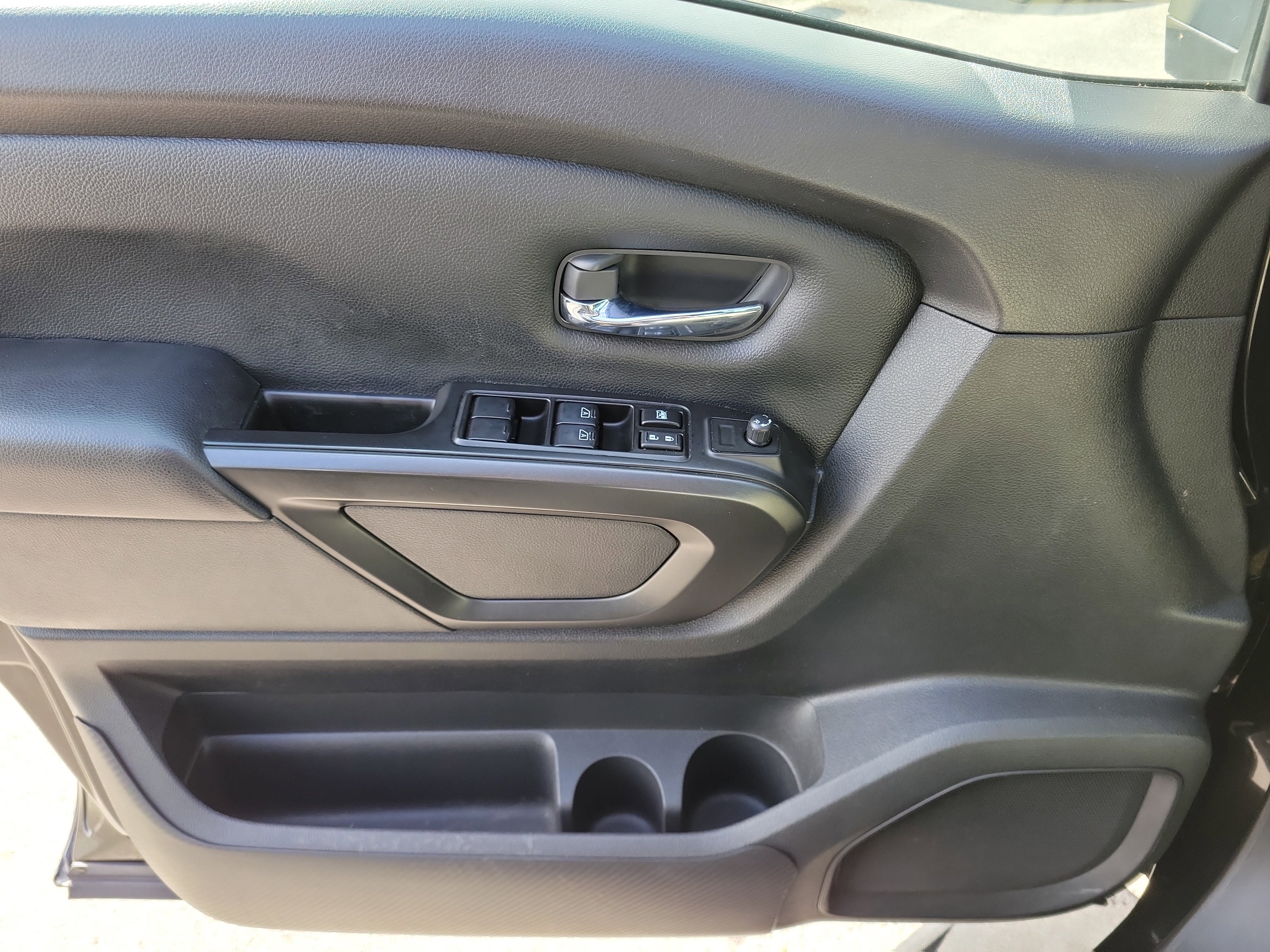 Used 2023 Nissan Titan SV w/ SV Convenience Package image 25