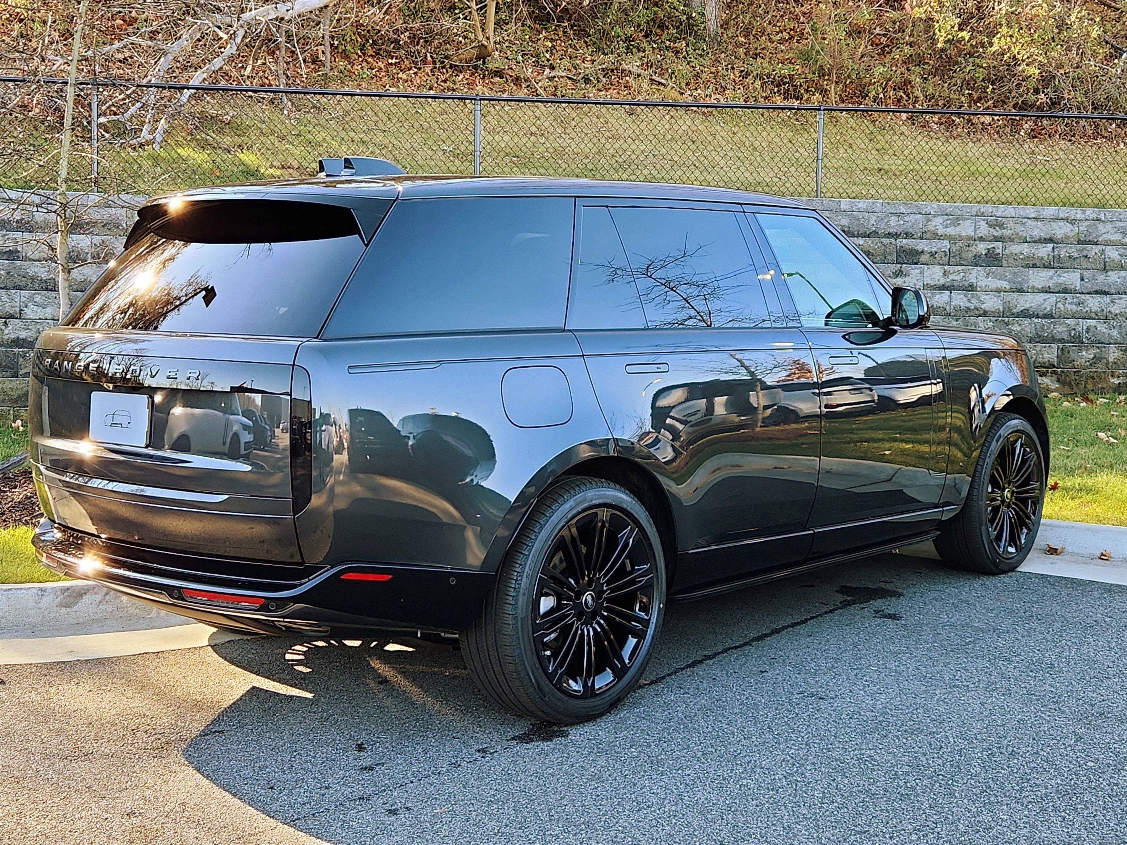 New 2025 Land Rover Range Rover Long Wheelbase SE image 2