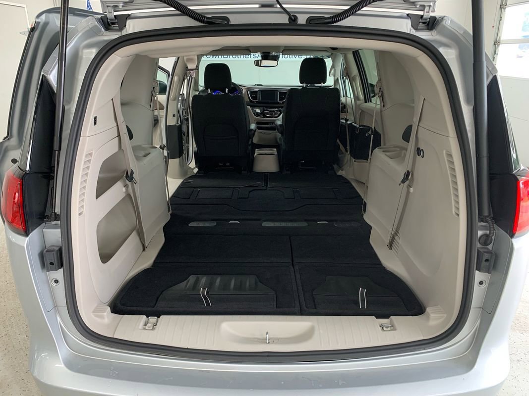 Used 2023 Chrysler Voyager LX image 8