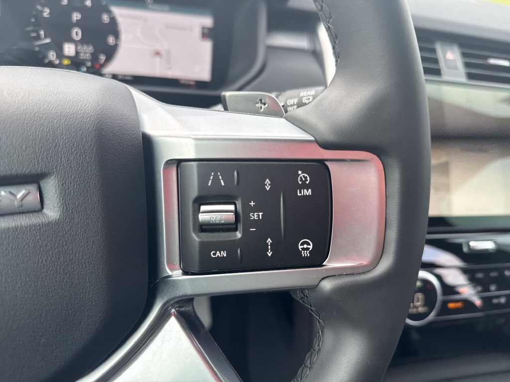 Used 2025 Land Rover Discovery Dynamic SE AWD/4WD image 22