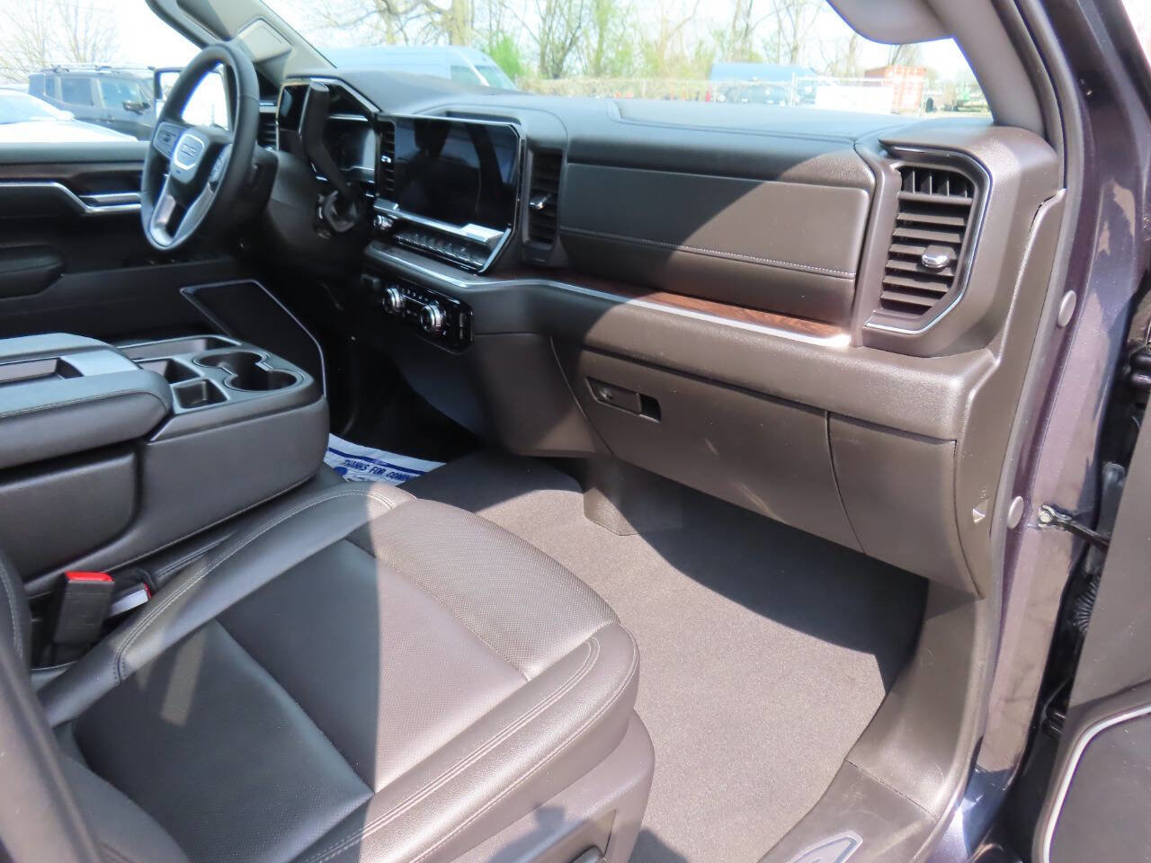 Used 2025 GMC Sierra 1500 SLT AWD/4WD image 17