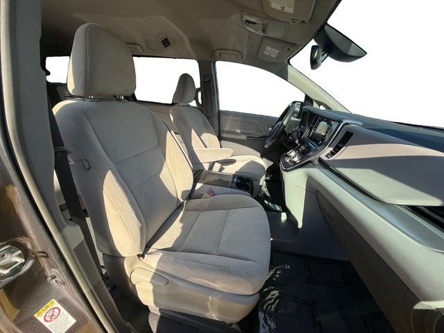 Used 2019 Toyota Sienna LE w/ Carpet Mat Package image 13
