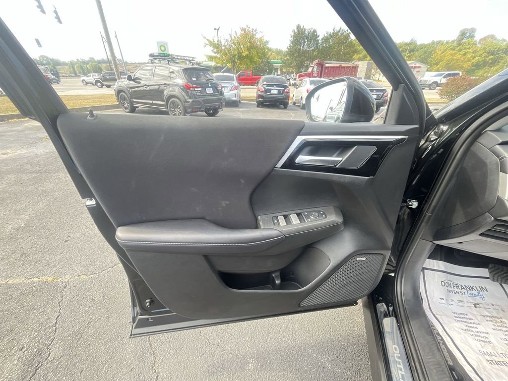 New 2025 Mitsubishi Outlander ES image 13