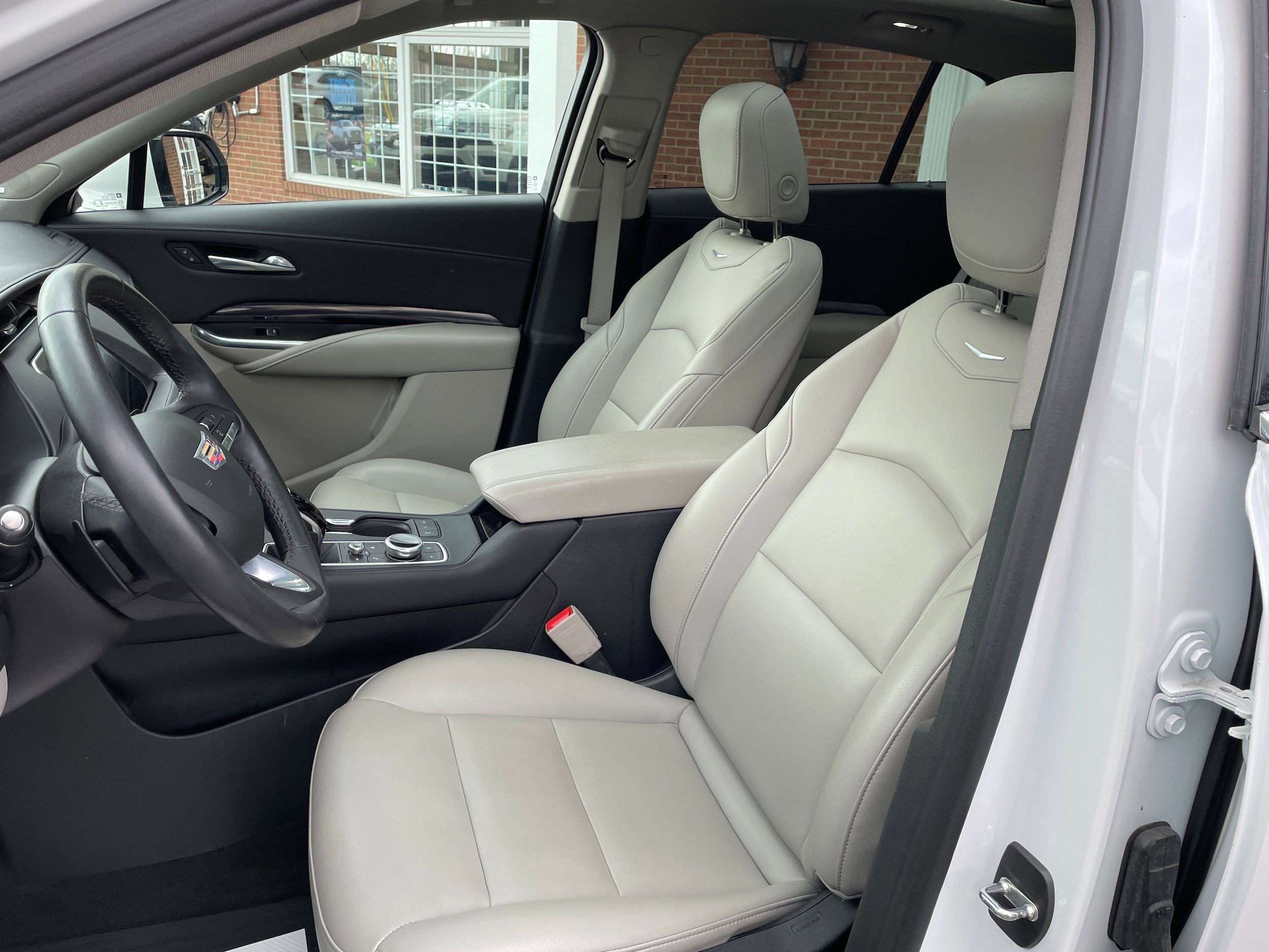 Used 2022 Cadillac XT4 Luxury w/ Cold Weather Package image 14