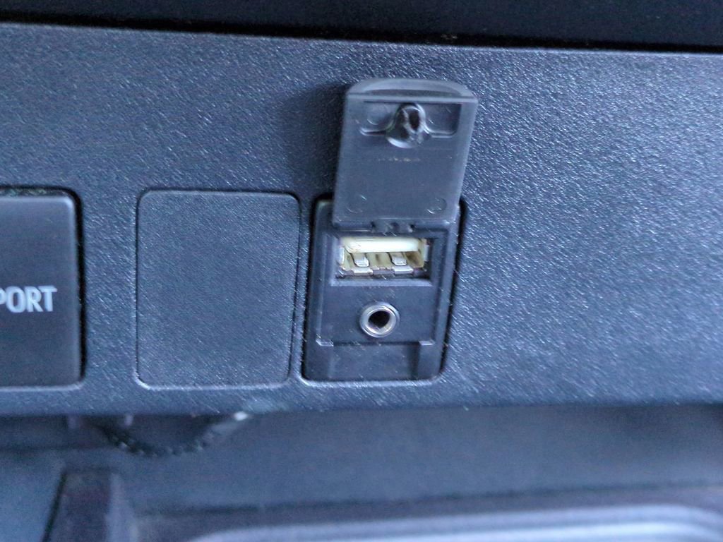 Used 2018 Toyota RAV4 LE image 21