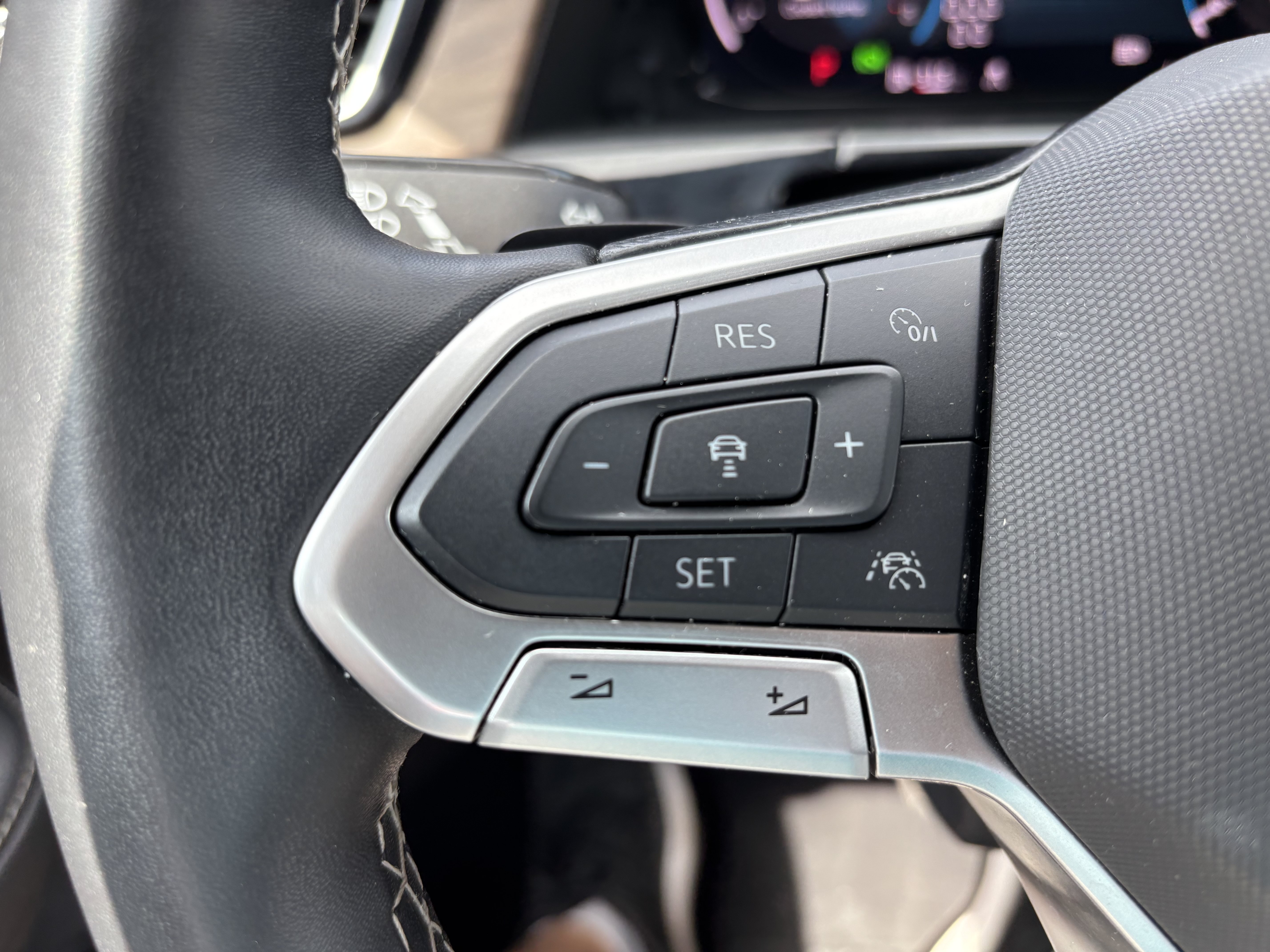 Used 2025 Volkswagen Atlas SE AWD/4WD image 19