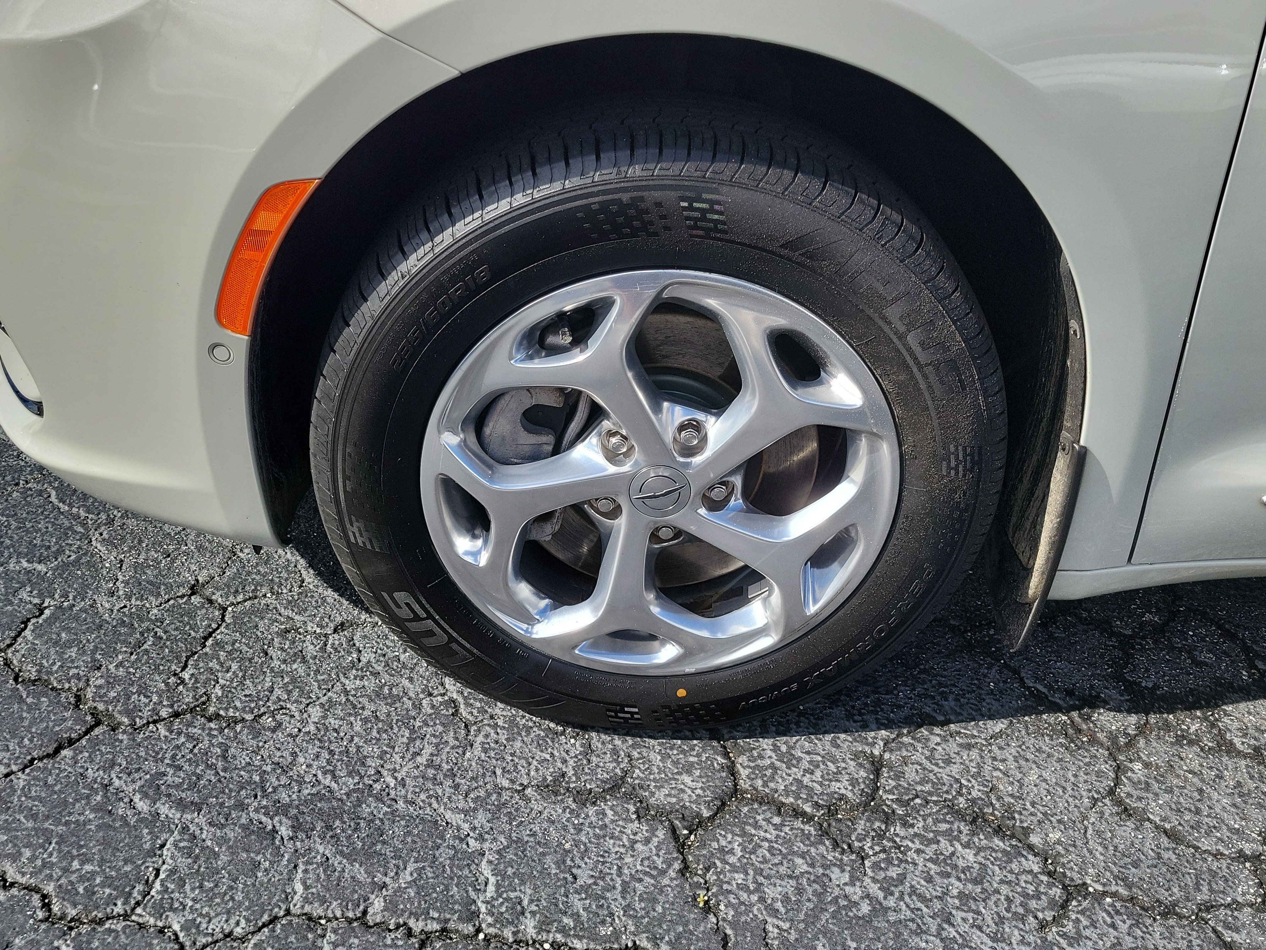 Used 2021 Chrysler Pacifica Limited w/ Uconnect Theater Family Group AWD/4WD image 4