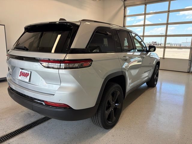 Used 2023 Jeep Grand Cherokee Altitude AWD/4WD image 8