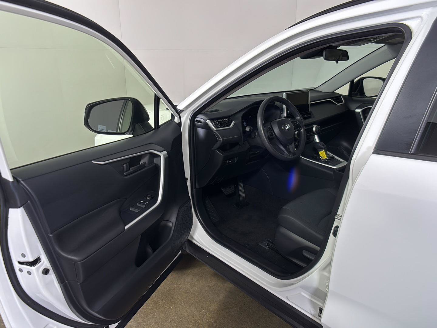 Used 2025 Toyota RAV4 LE AWD/4WD image 2