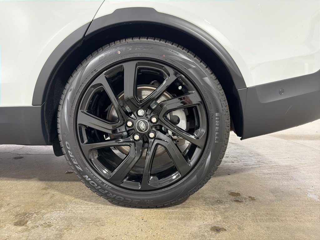New 2025 Land Rover Discovery S image 30