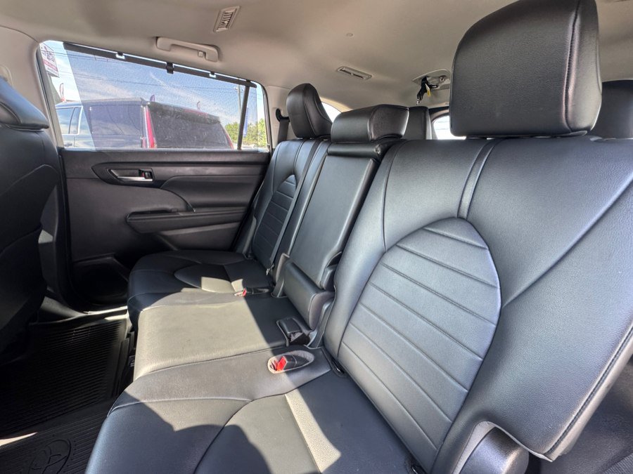 Used 2021 Toyota Highlander XLE AWD/4WD image 26