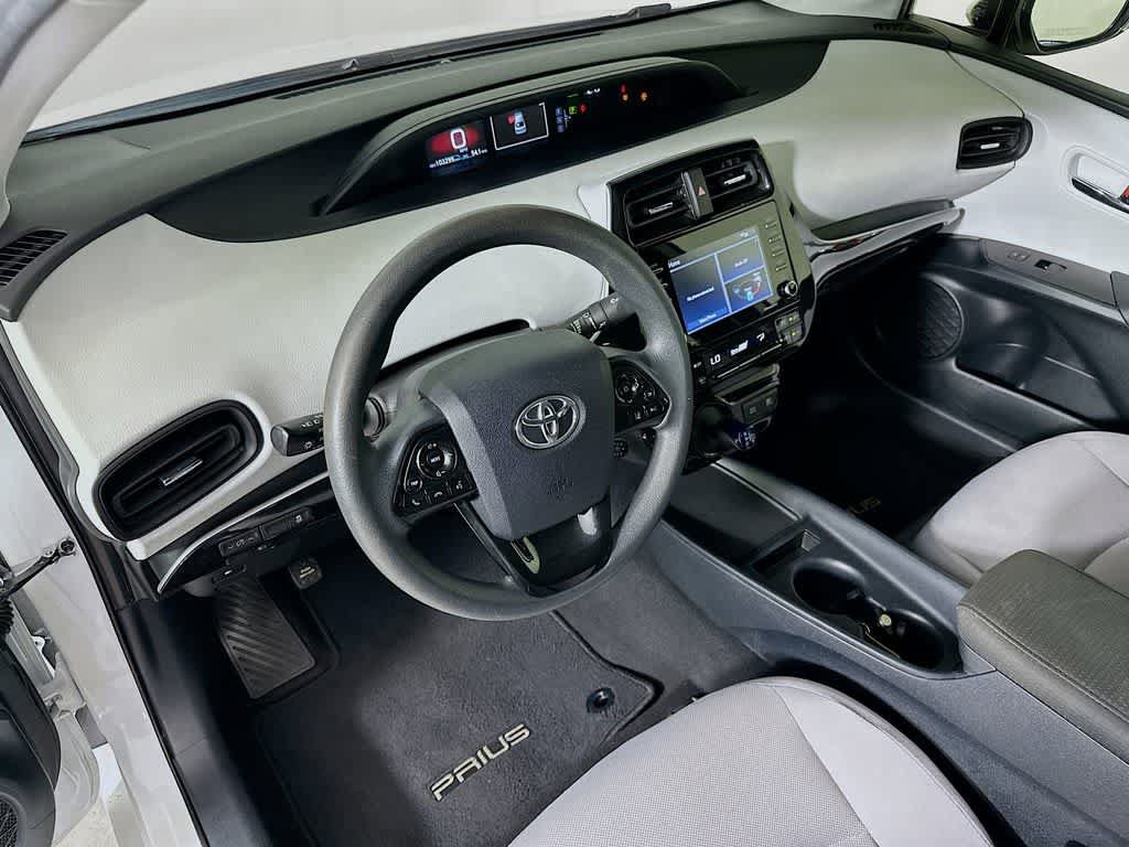 Used 2021 Toyota Prius L Eco FWD image 2