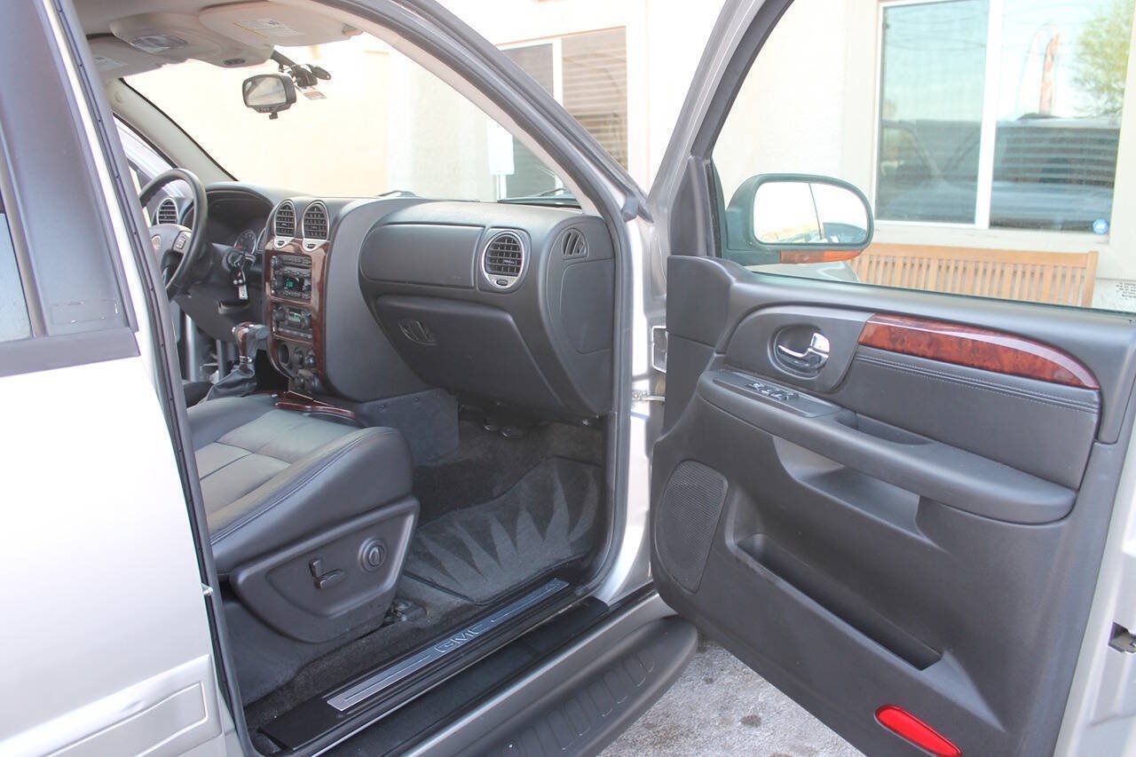 Used 2005 GMC Envoy XL SLT RWD image 25