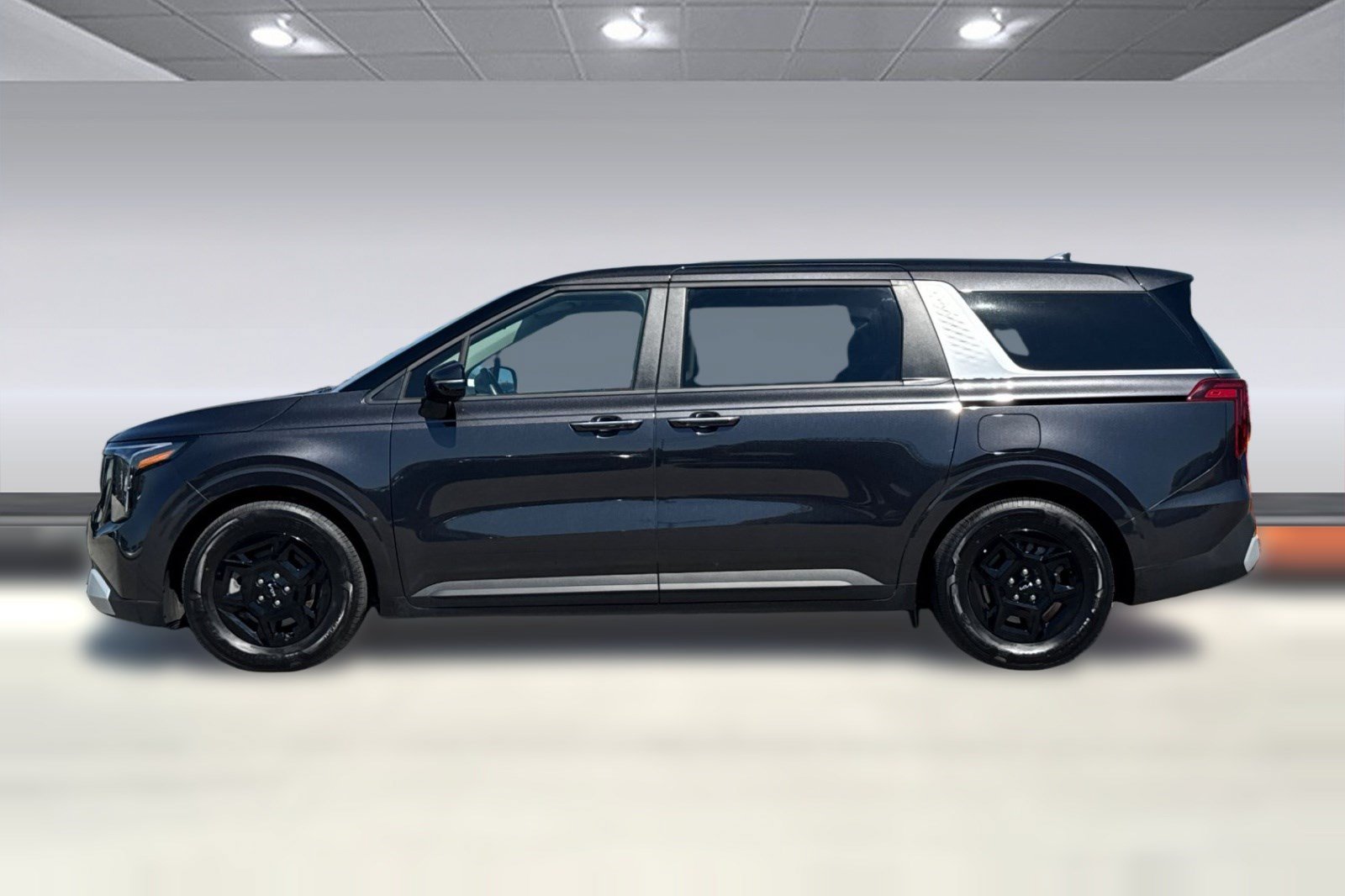 Used 2026 Kia Carnival FWD image 2