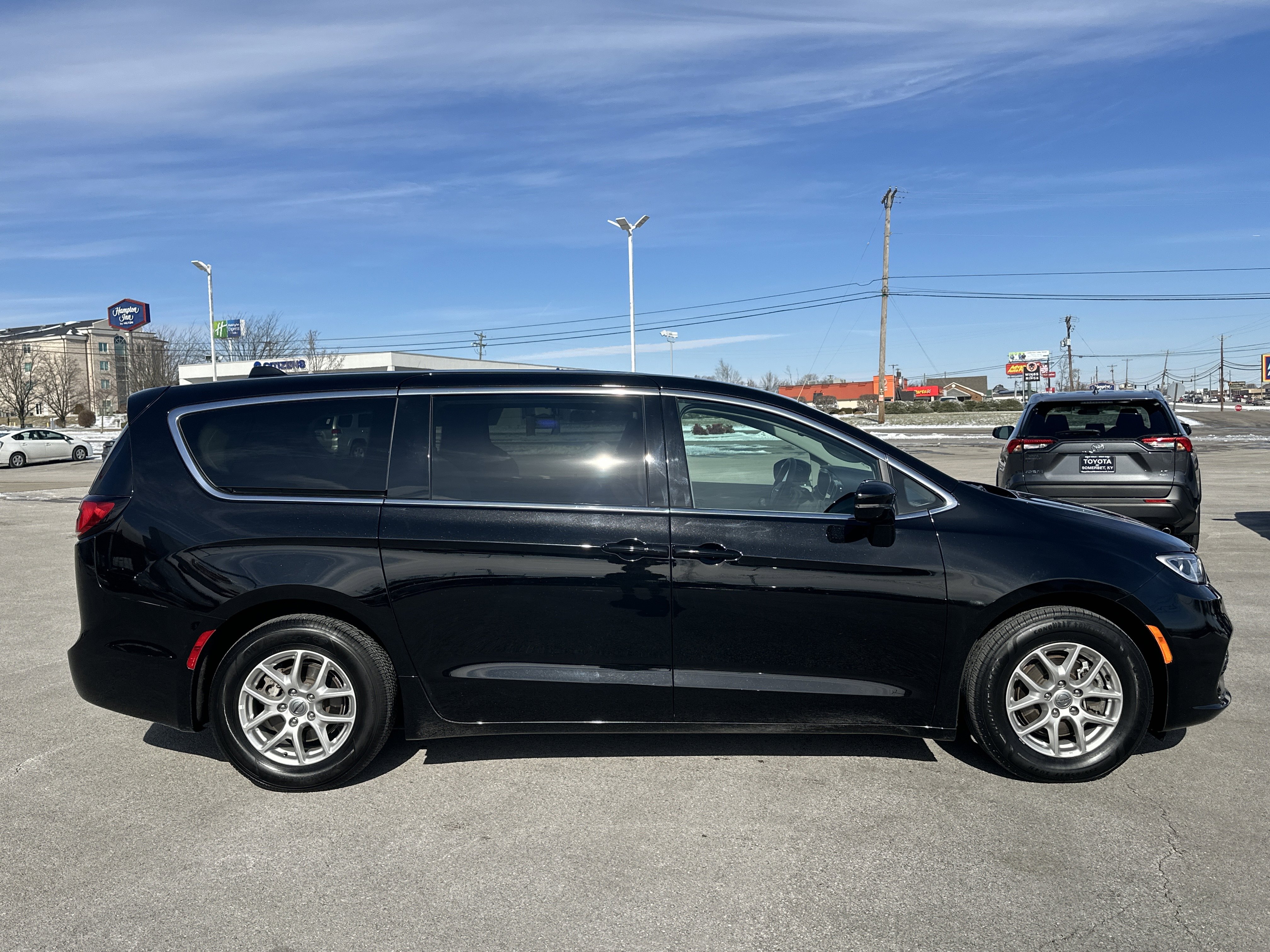 Used 2024 Chrysler Pacifica Touring-L image 7
