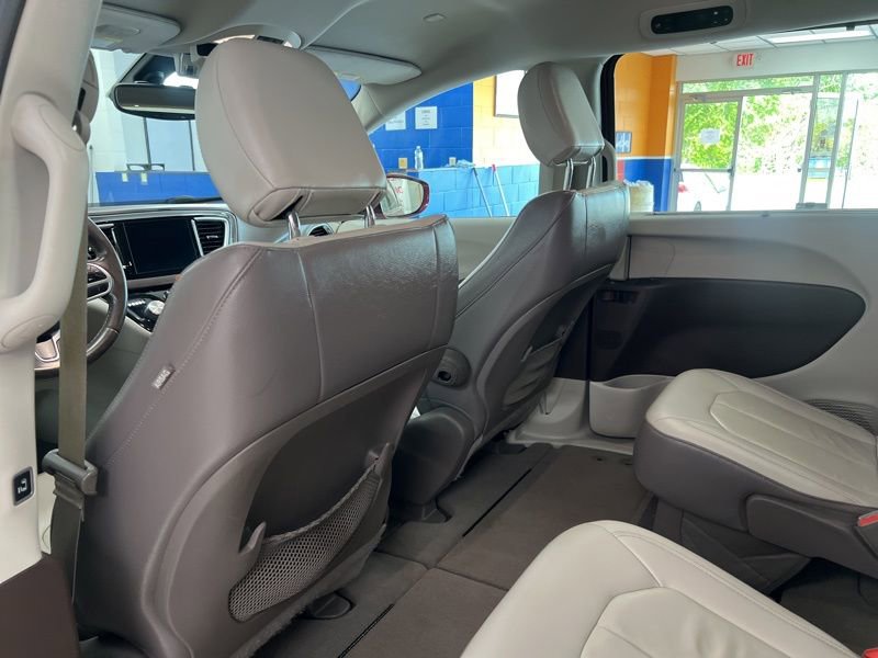 Used 2017 Chrysler Pacifica Touring-L FWD image 18