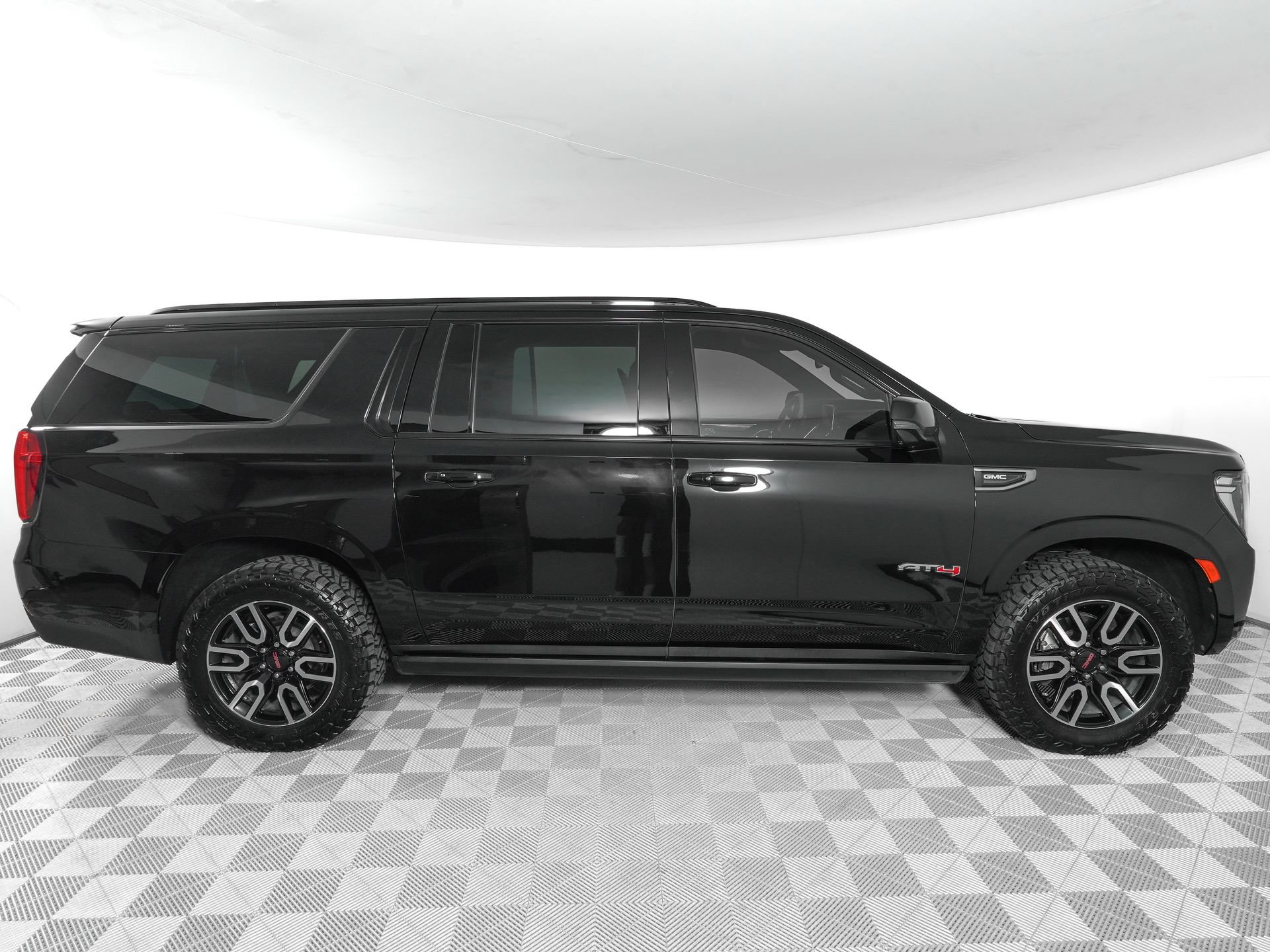 Used 2021 GMC Yukon XL AT4 w/ AT4 Premium Plus Package AWD/4WD image 3
