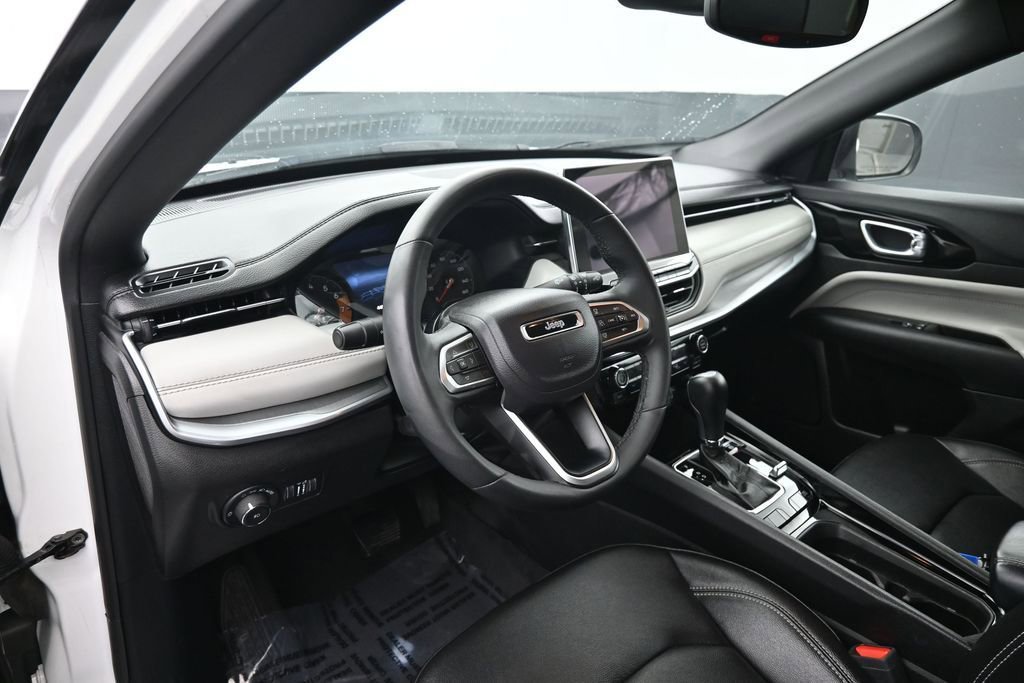 Used 2025 Jeep Compass Limited AWD/4WD image 18