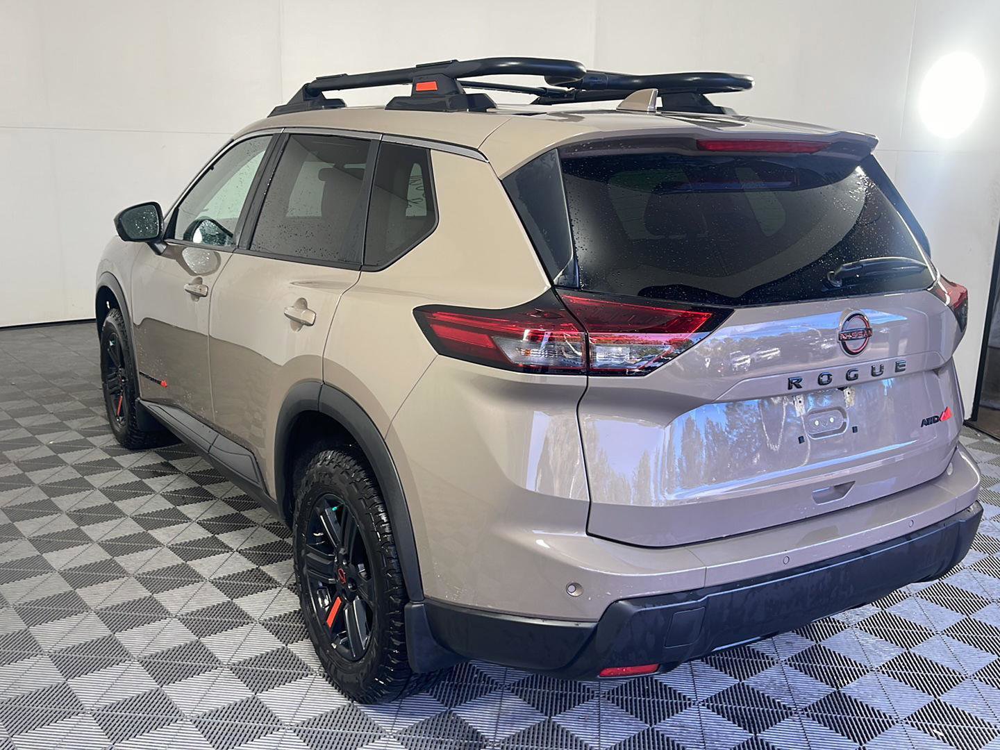 Used 2025 Nissan Rogue SV image 9