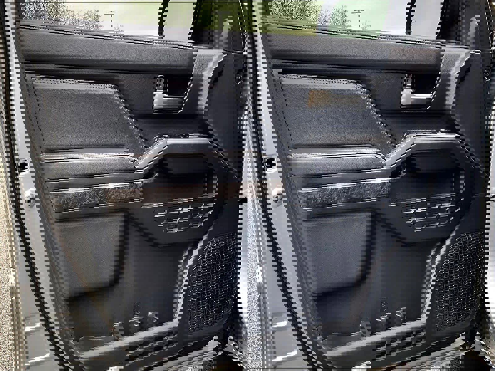 Used 2025 Toyota Tacoma Limited image 9