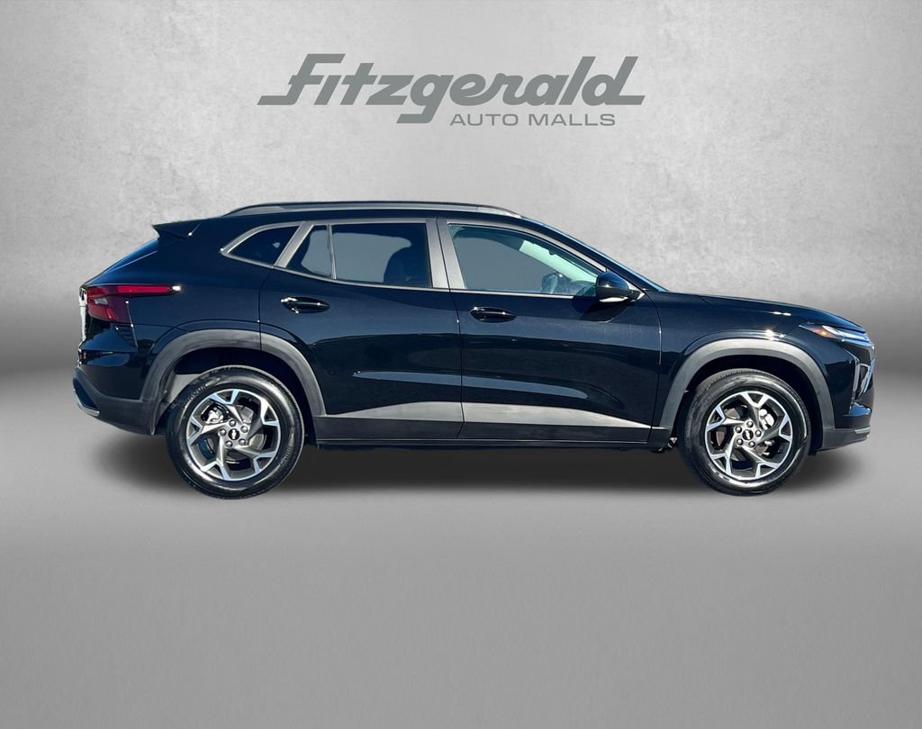Used 2025 Chevrolet Trax LT FWD image 3
