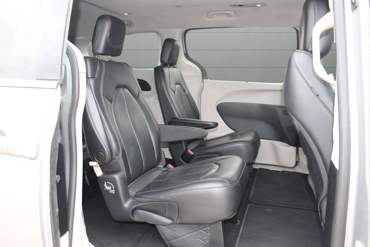 Used 2020 Chrysler Pacifica Touring-L FWD image 18