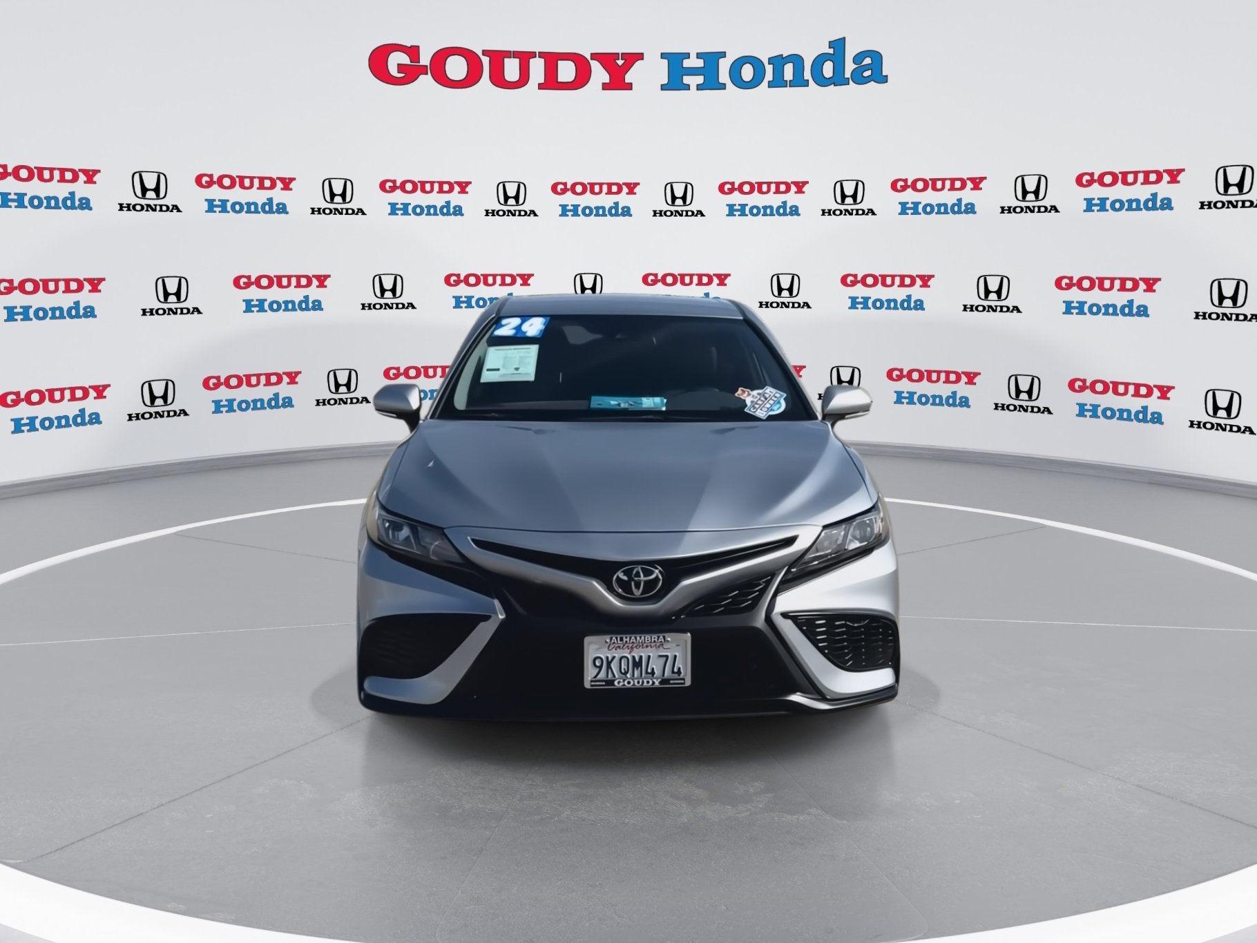 Used 2024 Toyota Camry SE image 3