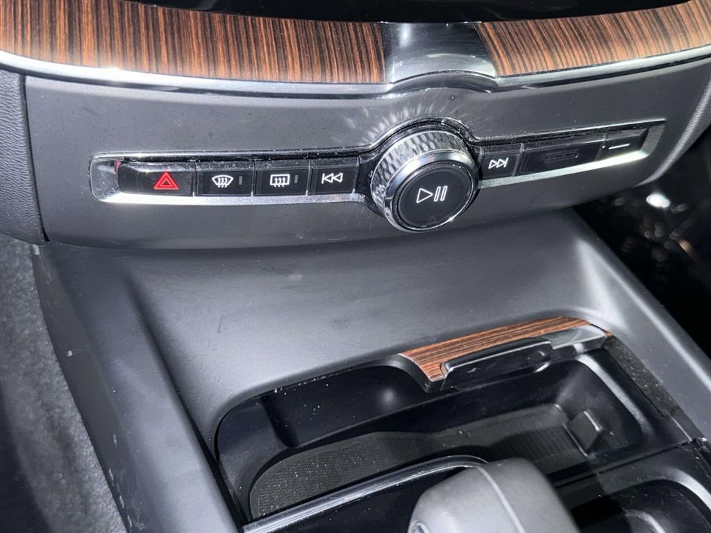 Used 2023 Volvo XC60 T8 Plus image 25