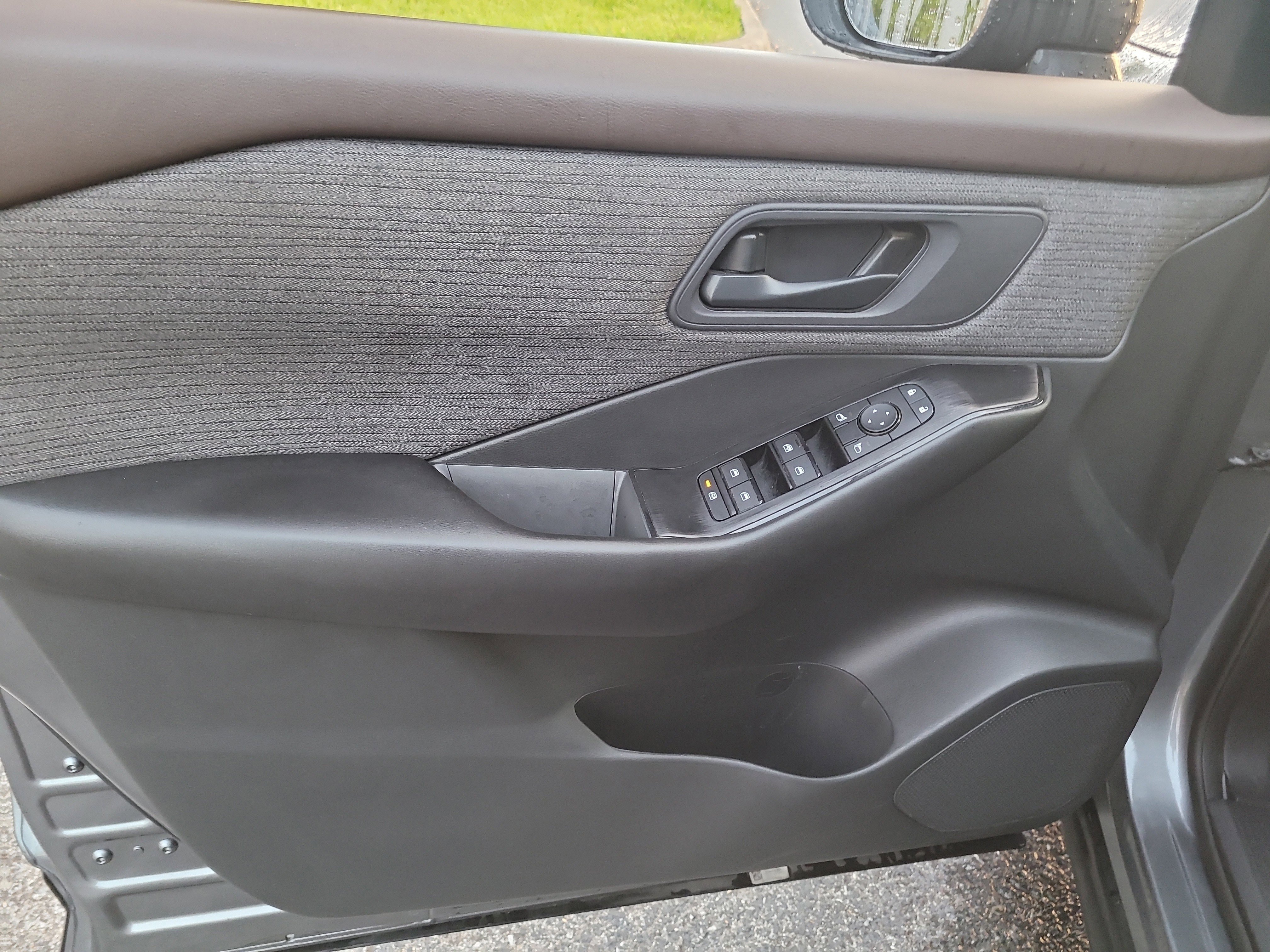 Used 2023 Nissan Rogue S image 16