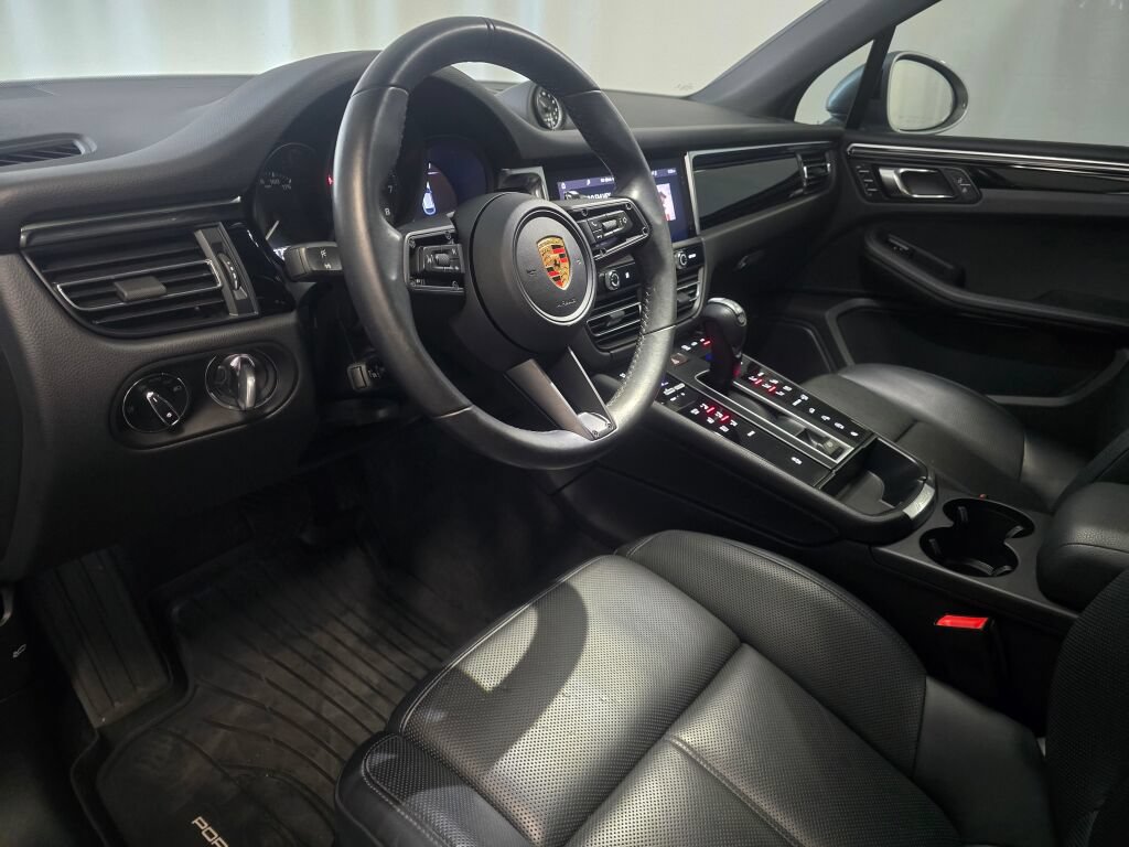 Certified 2023 Porsche Macan AWD/4WD image 4
