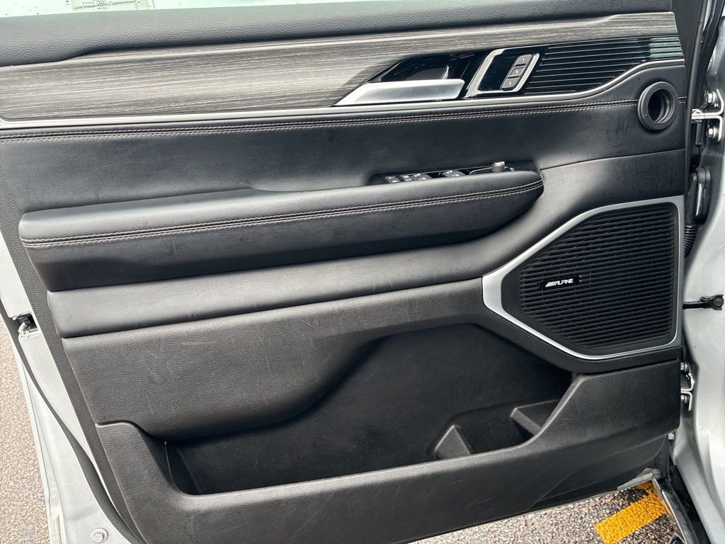 Used 2024 Jeep Wagoneer L Series III w/ Flexible Seating Group image 17