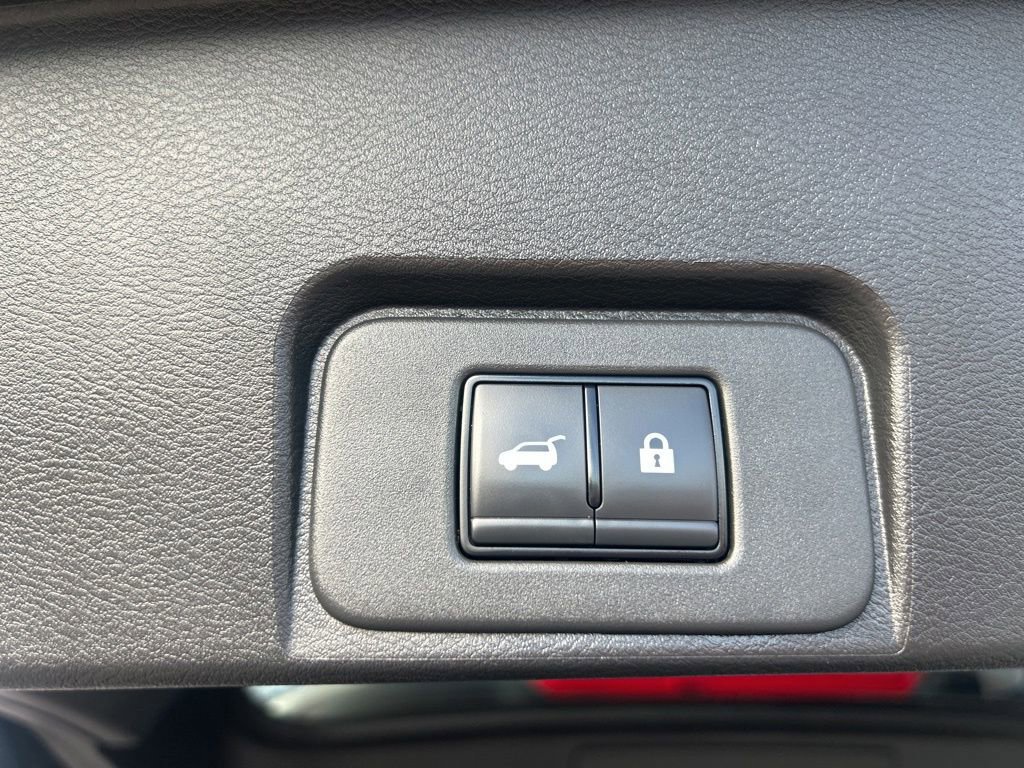 Used 2025 Nissan Rogue SV image 27