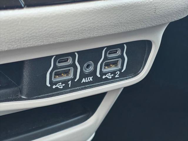 Certified 2024 Chrysler Pacifica Touring-L FWD image 38