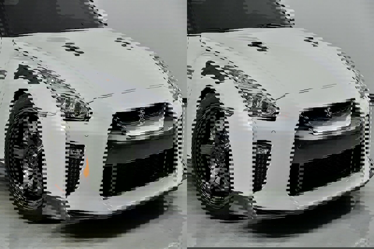 Used 2019 Nissan GT-R Premium w/ Premium Interior Package image 3