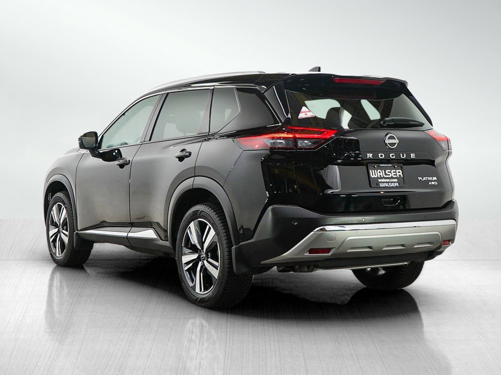 Used 2023 Nissan Rogue Platinum image 3