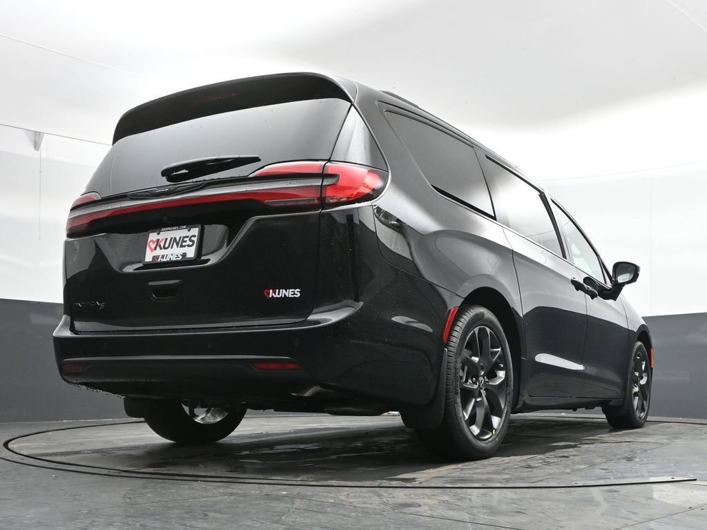 New 2026 Chrysler Pacifica Select image 38