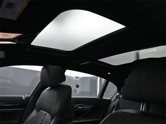 Used 2022 BMW 740i xDrive w/ M Sport Package image 10