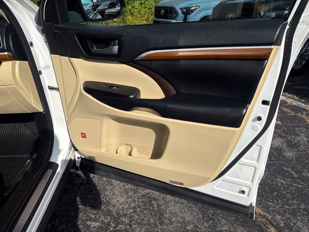 Certified 2019 Toyota Highlander Limited AWD/4WD image 24