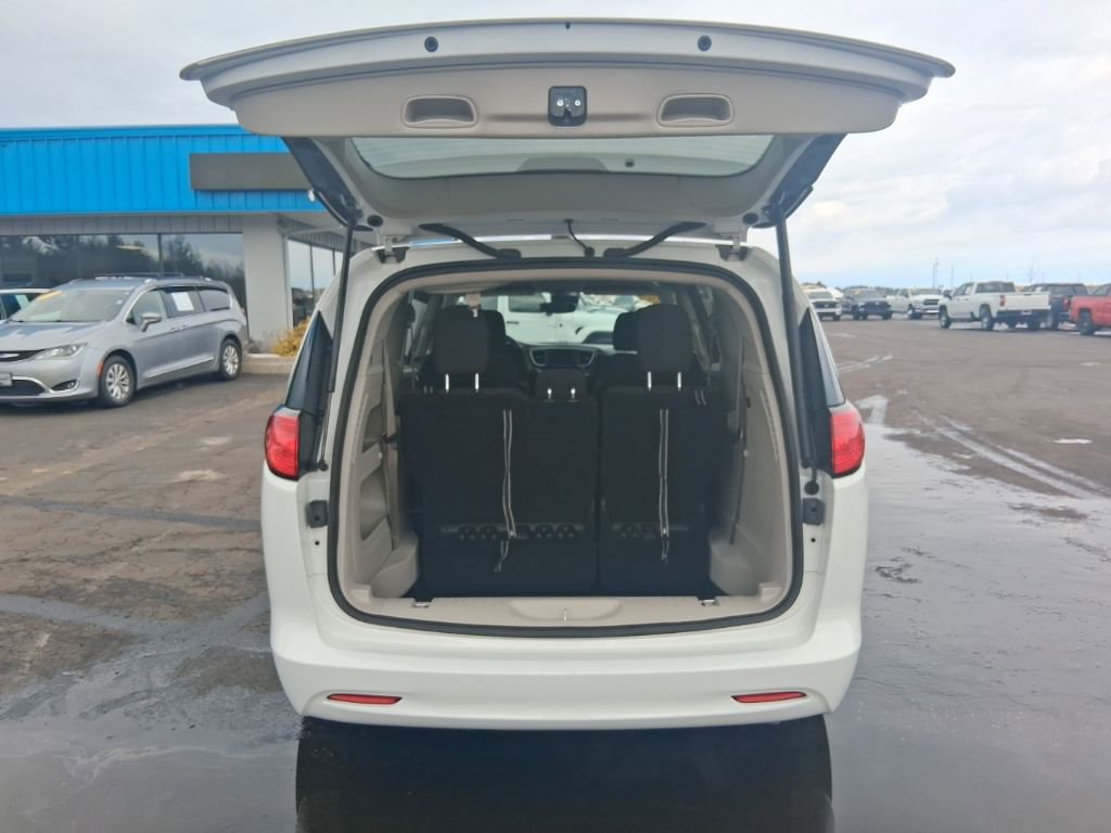 Used 2023 Chrysler Voyager LX image 13