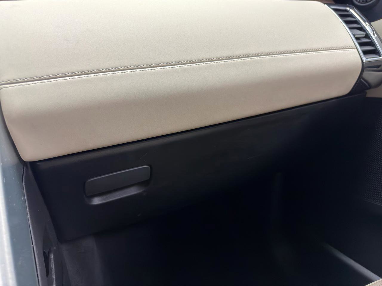 Used 2017 Land Rover Discovery HSE image 25