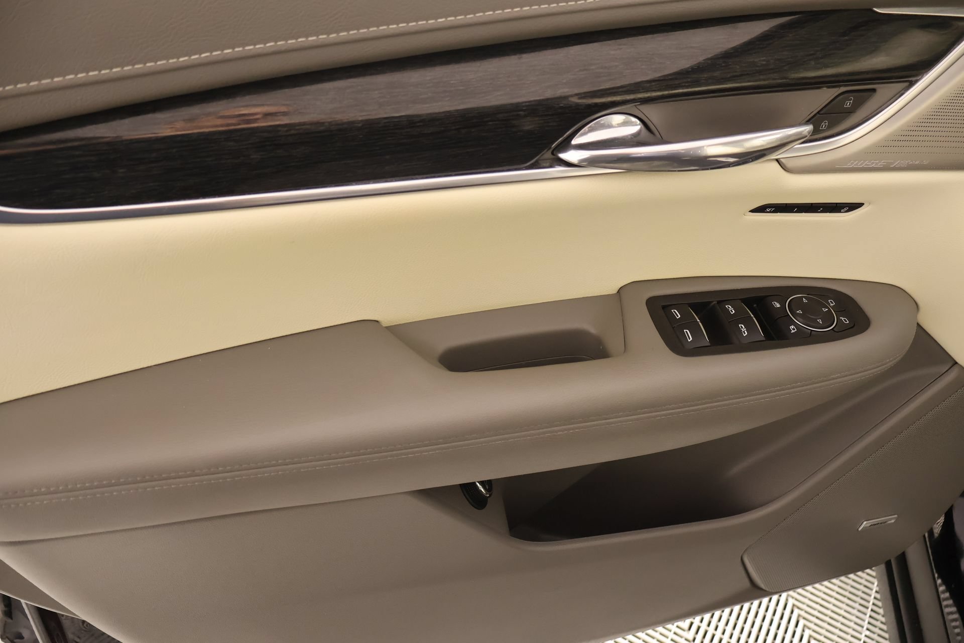 Used 2022 Cadillac XT6 Premium Luxury w/ LPO, Floor Liner Package AWD/4WD image 18
