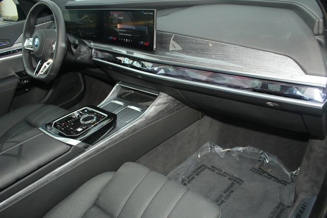 Used 2025 BMW i7 xDrive60 image 26