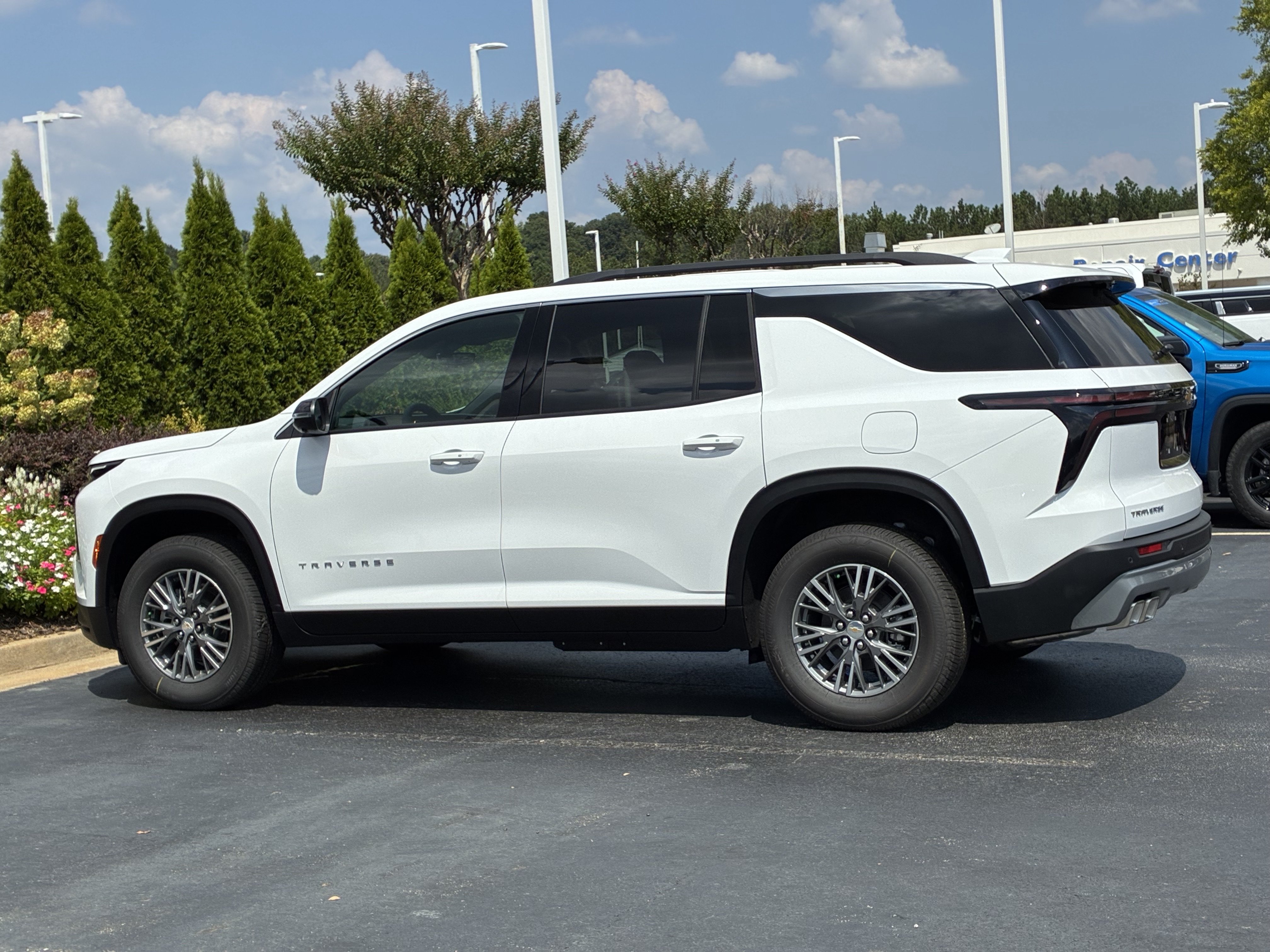 New 2027 Chevrolet Traverse LT w/ Driver Confidence Package FWD image 9