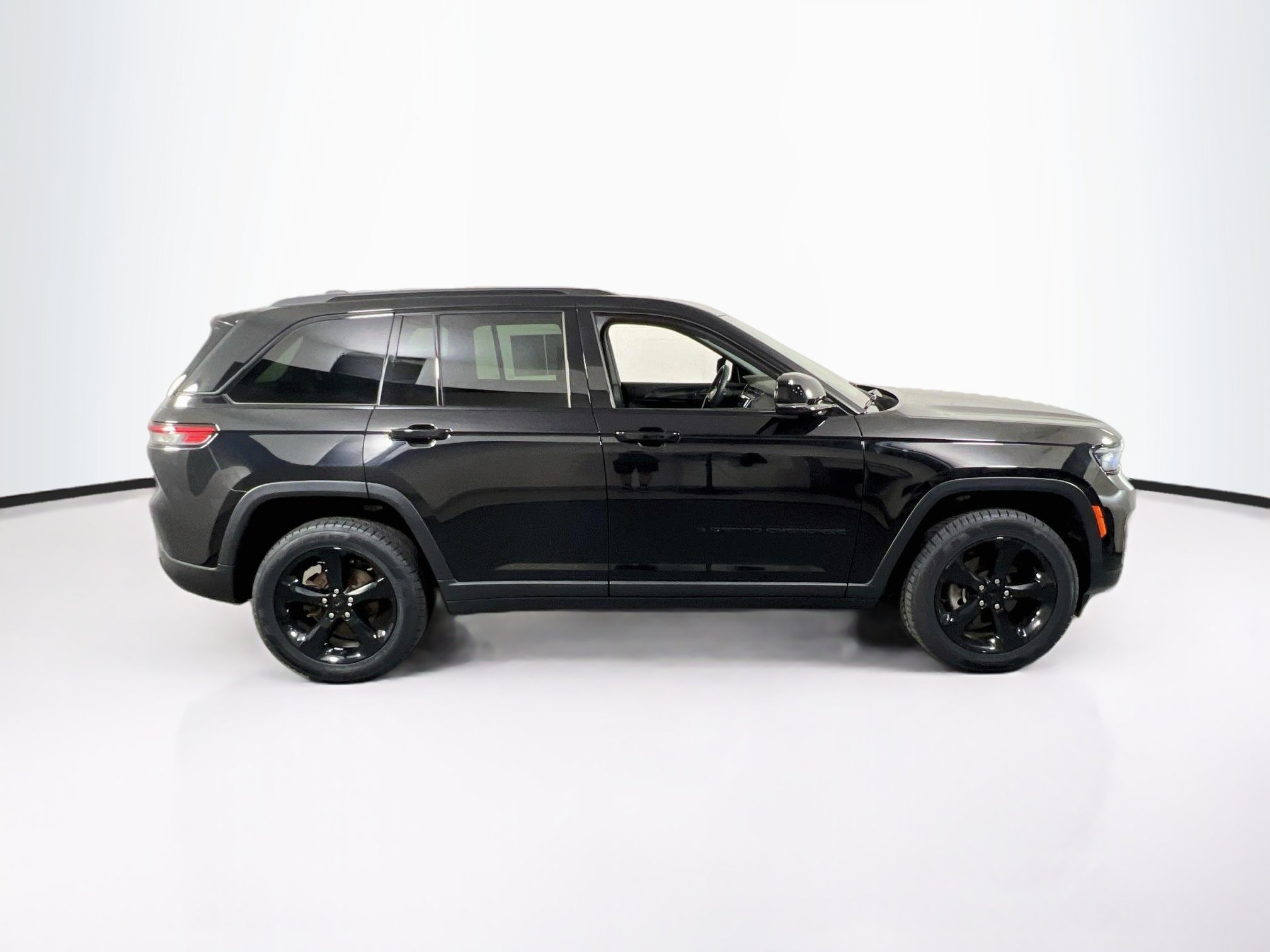 Used 2023 Jeep Grand Cherokee Altitude AWD/4WD image 4