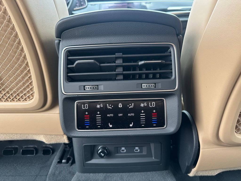 Used 2025 Audi Q7 3.0T Prestige image 32