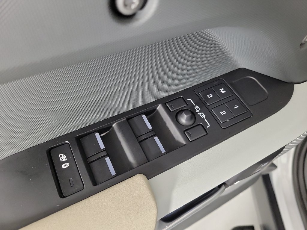 Used 2023 Land Rover Defender 130 SE AWD/4WD image 19
