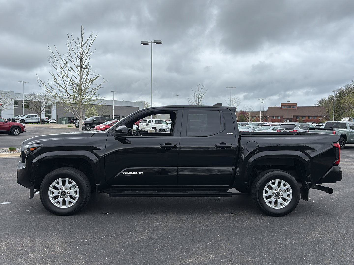 Used 2024 Toyota Tacoma SR5 AWD/4WD image 23