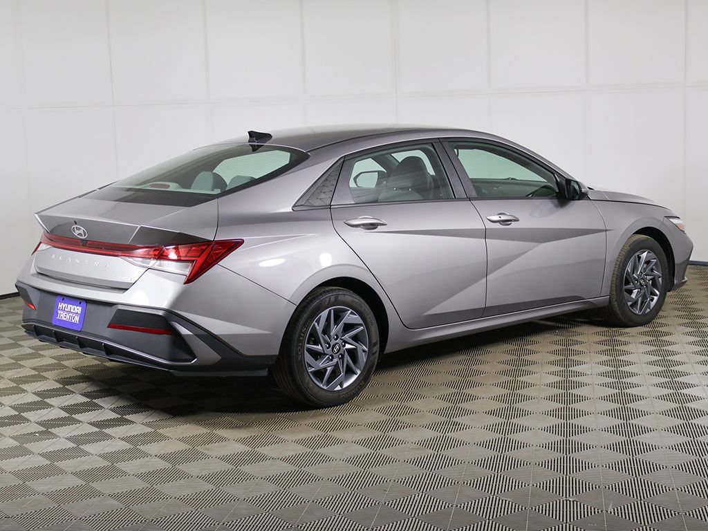 Used 2024 Hyundai Elantra Blue FWD image 9