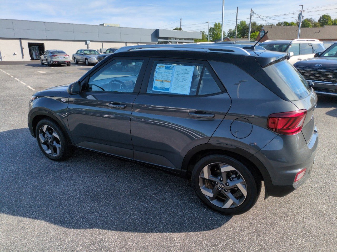 Used 2023 Hyundai Venue Limited w/ Cargo Package FWD image 5